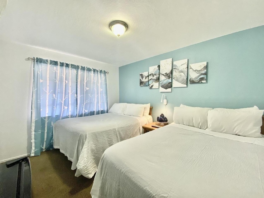 Bluebird Day Inn & Suites