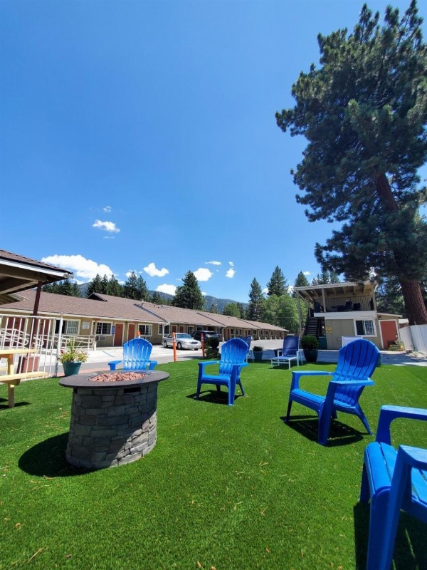 Bluebird Day Inn & Suites image 1