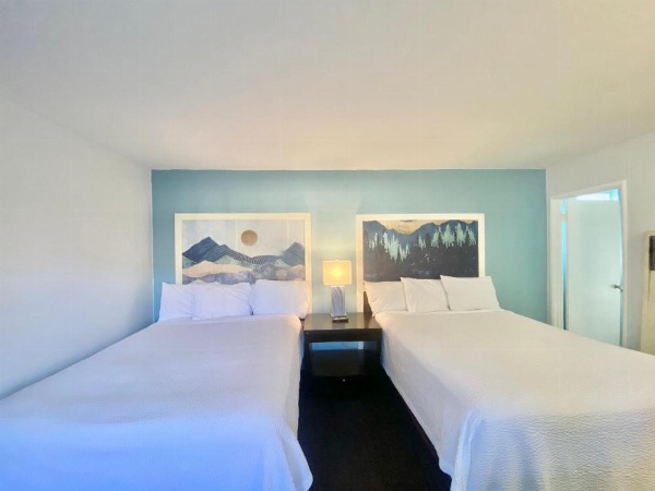 Bluebird Day Inn & Suites image 9